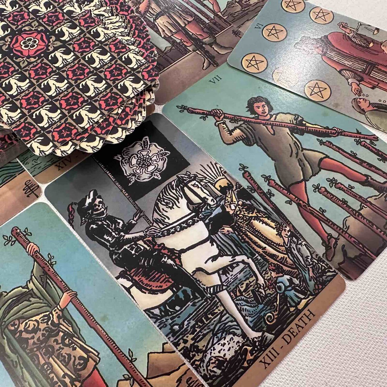 Classic Tarot Deck in Vintage Borderless Design