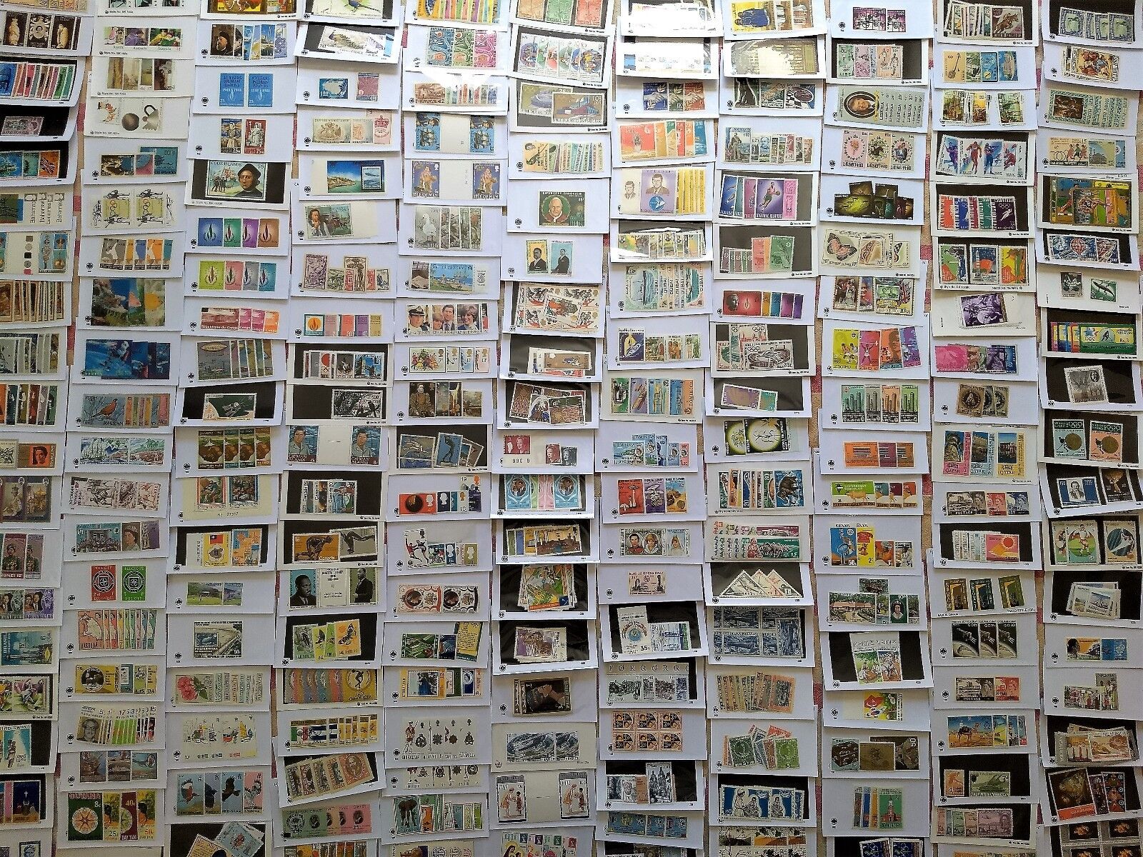 600 Different Worldwide Stamp Collection - Full Sets