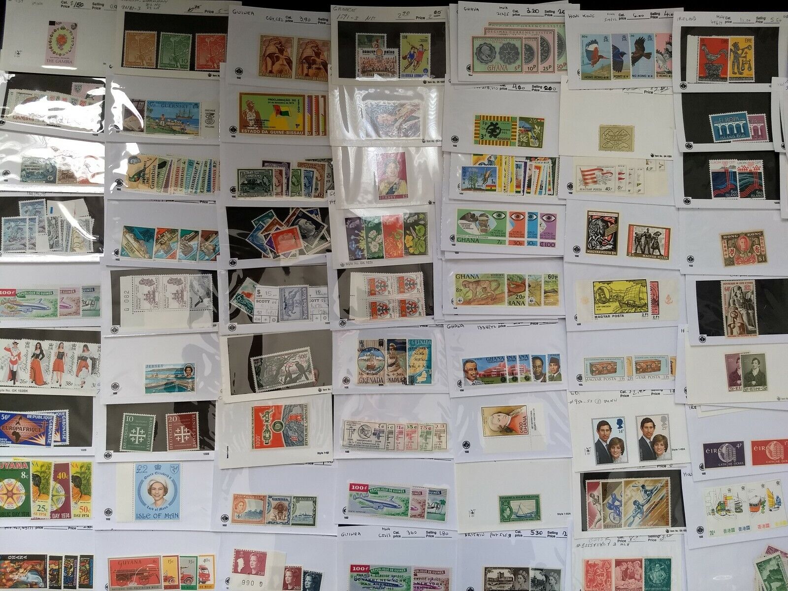 600 Different Worldwide Stamp Collection - Full Sets