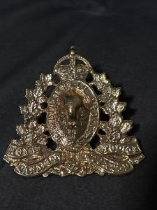 U22437 Royal Canadian Mounted Police RCMP Cap Badge Gold Color G2U