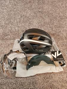 Victgoal Unisex XL Bike Helmet with Rechargeable Light