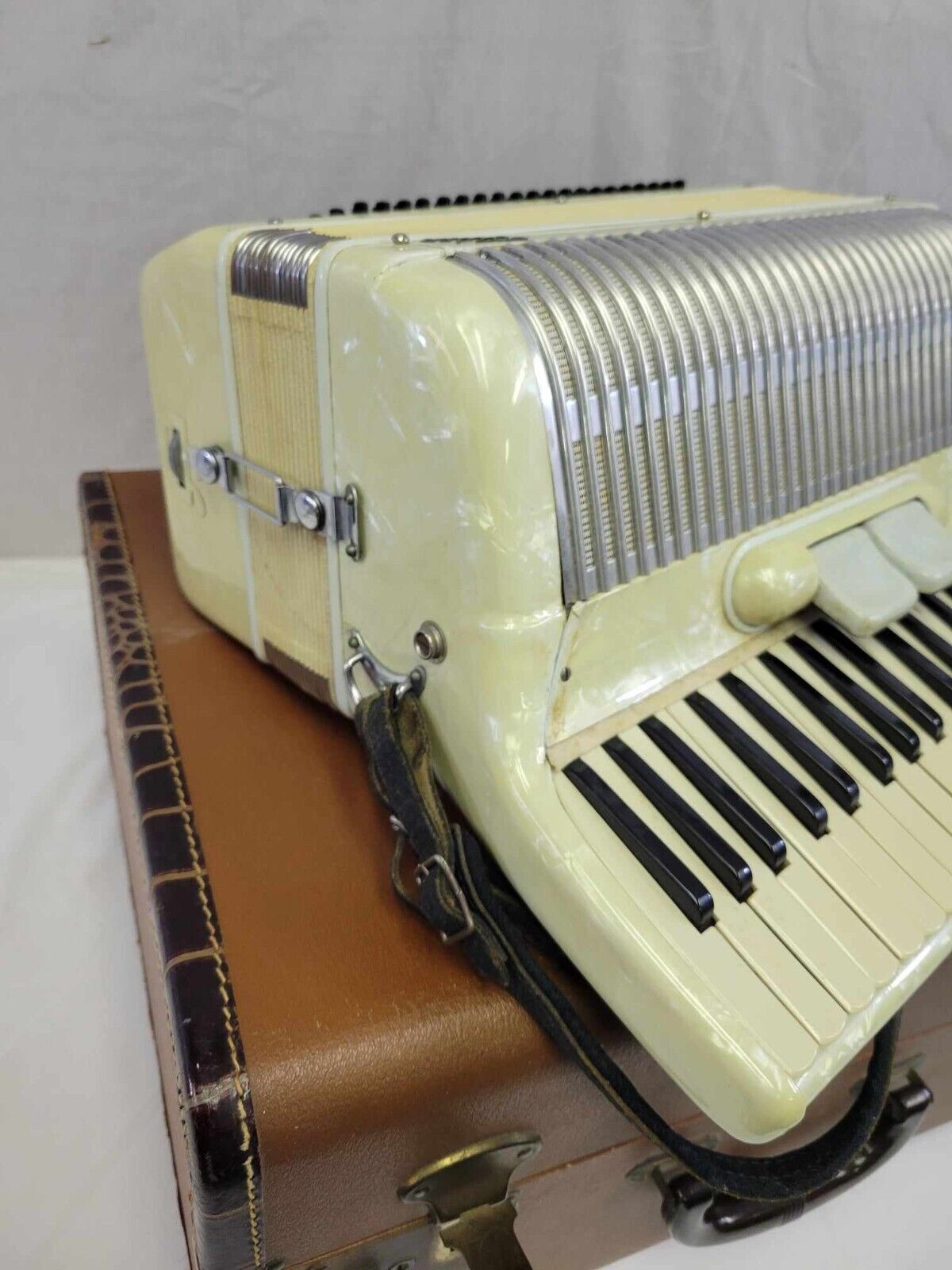Pearl White "Video" Piano Accordion LM Made In Italy