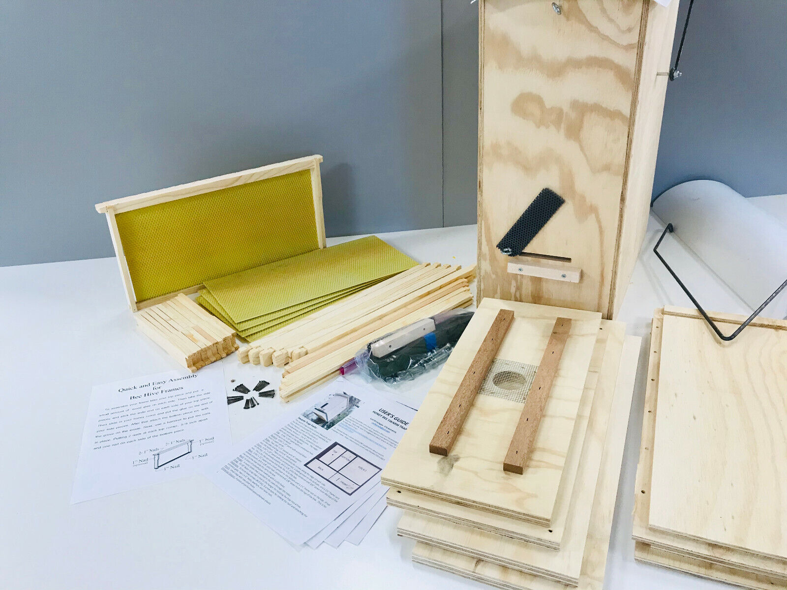 Beginner beekeeping set with swarm box and lure