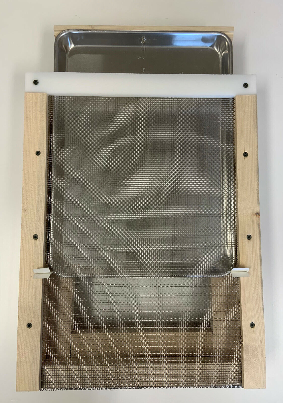 Beginner beekeeping set with swarm box and lure