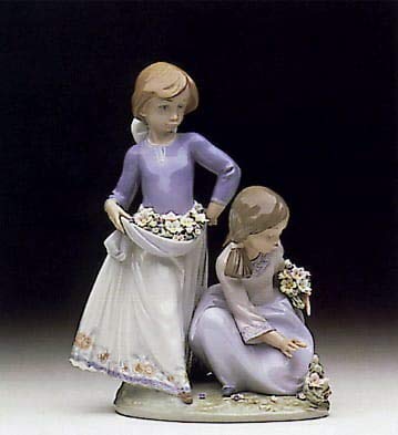 Lladro Collectible Figurine #05893: Friendship in Bloom VIP