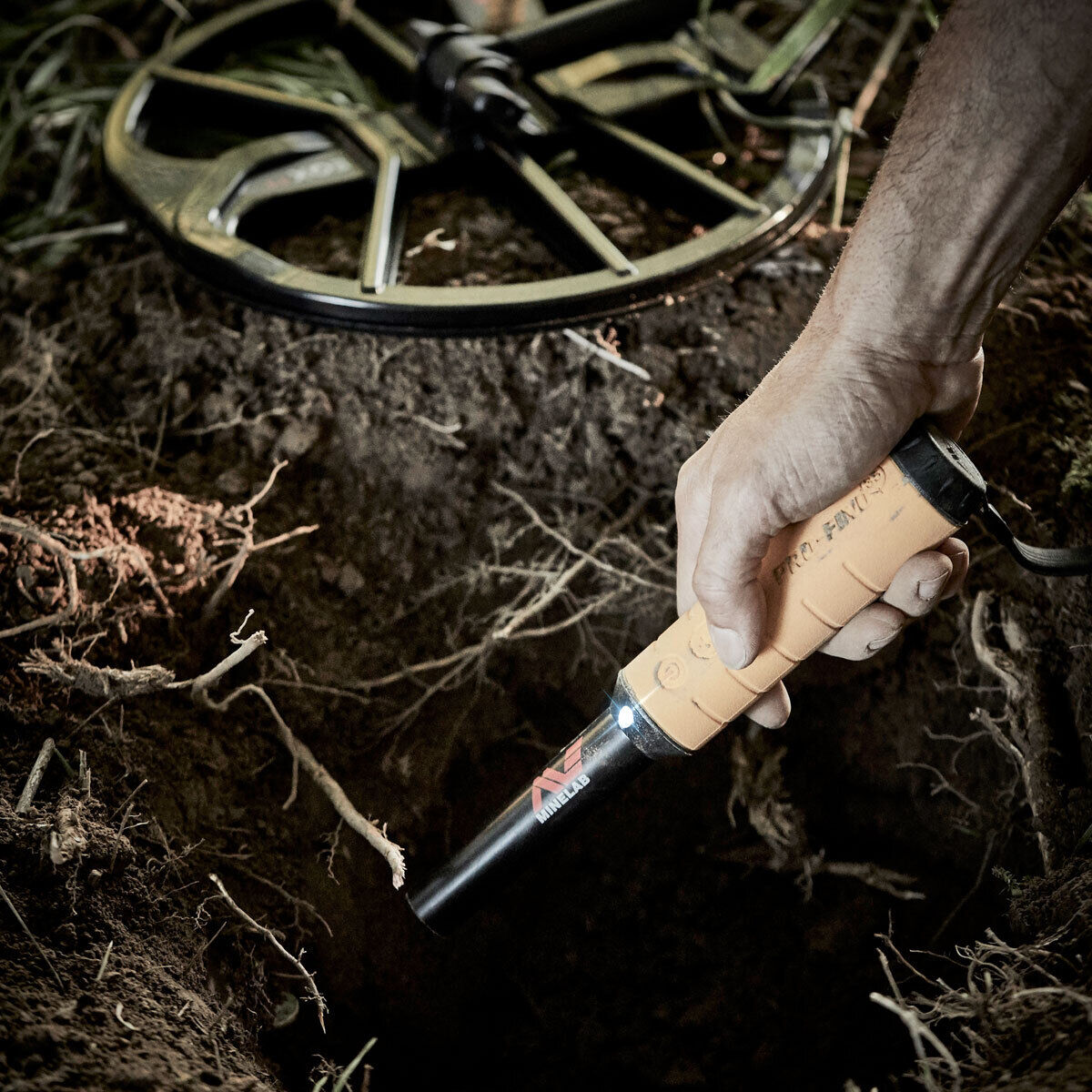 Minelab Pro-Find 35 Waterproof Metal Detector Pinpointer Kit