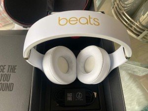 Beats Studio3 Wireless Noise-Cancelling Headphones - White