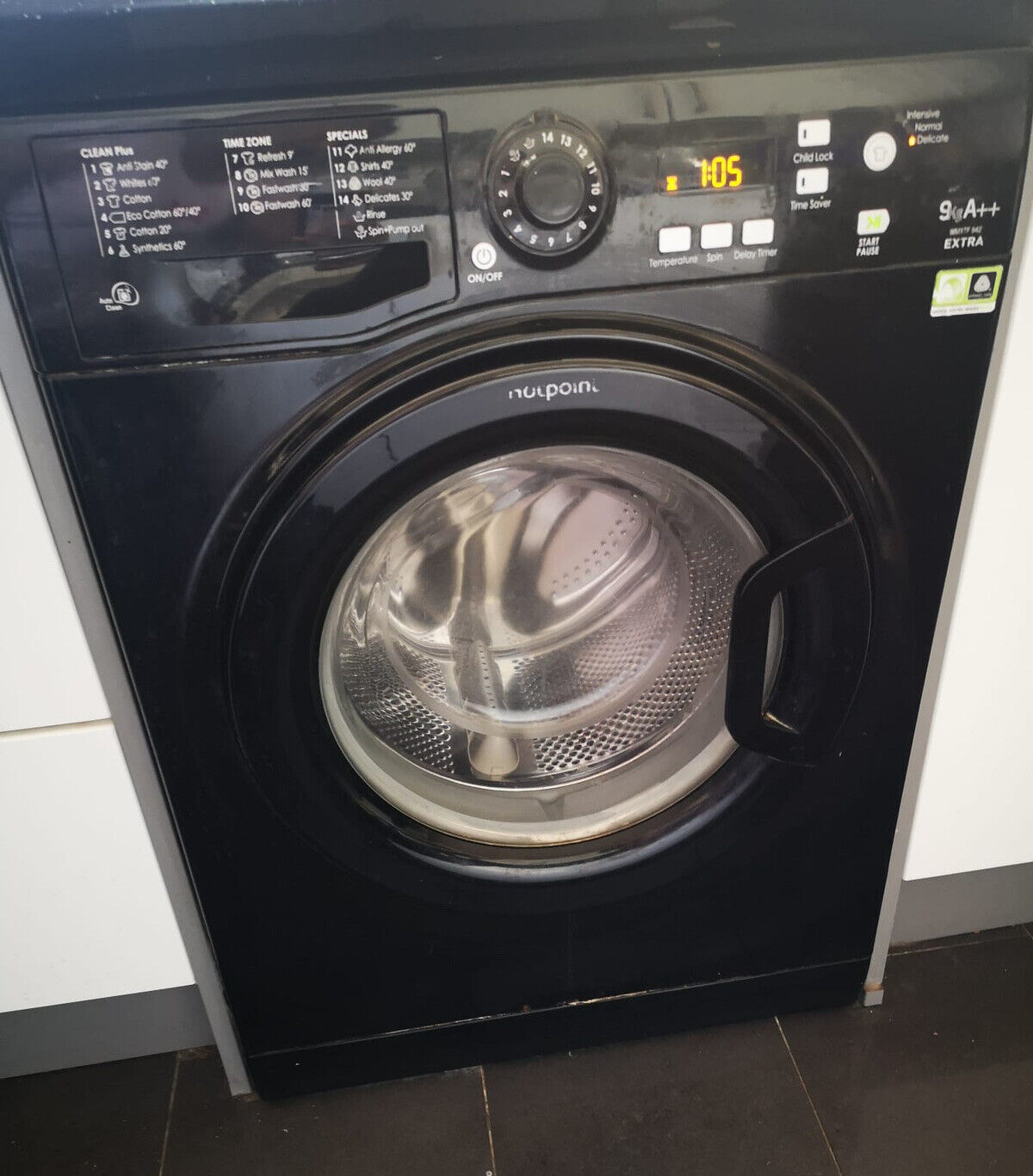 Black Hotpoint freestanding front loading washing machine: 9kg*