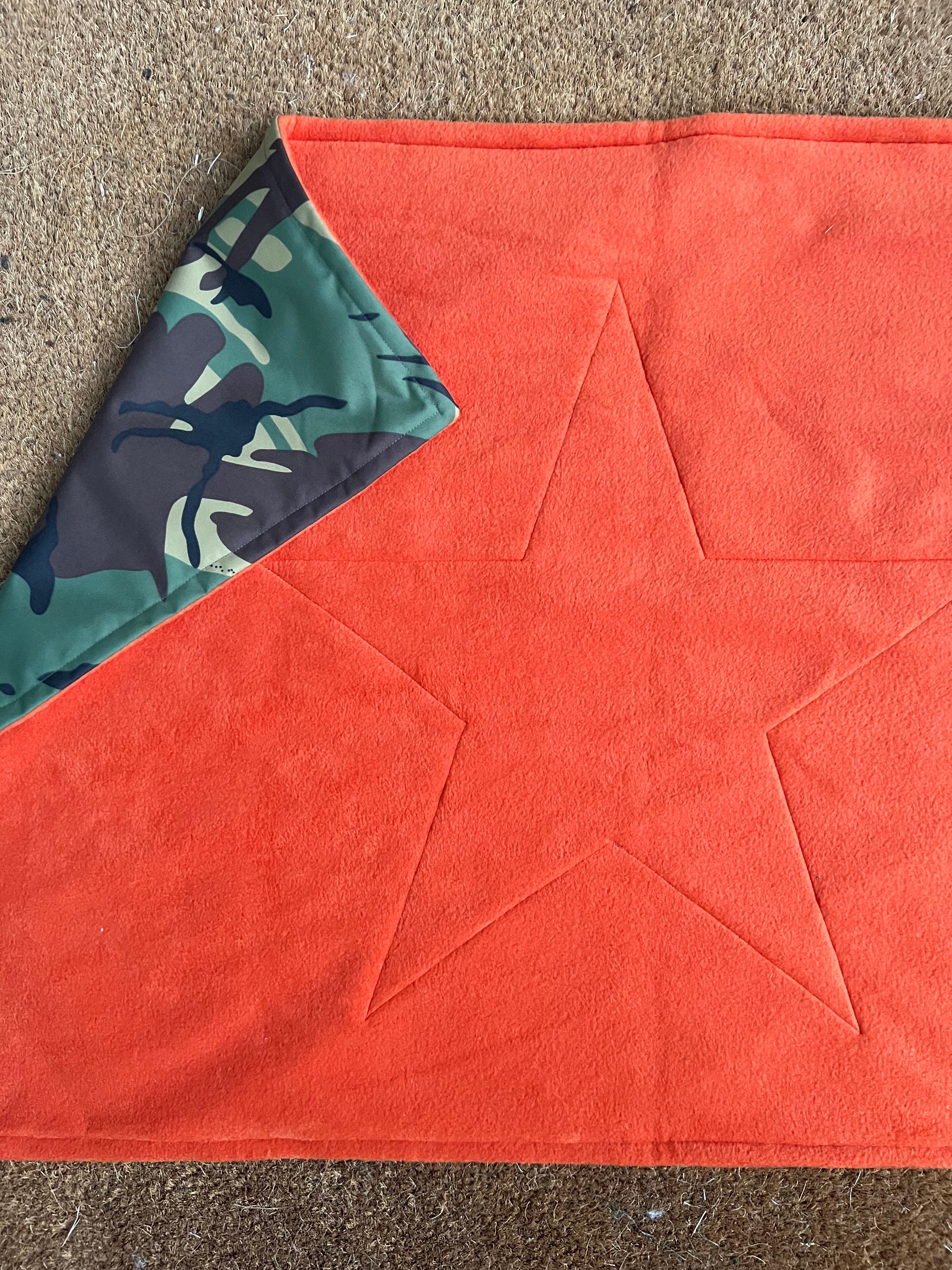 Green Camo Waterproof Fleece-Lined Dog Travel Blanket Bed