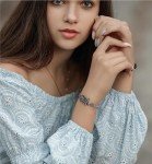 Mytys Vintage Black Onyx Flower Design Bracelet