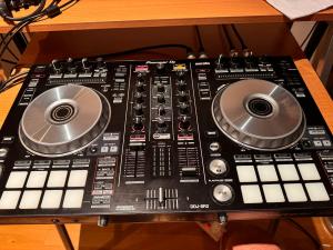 Pioneer DDJ-SR2 Serato DJ Controller - Two Channel Mixer