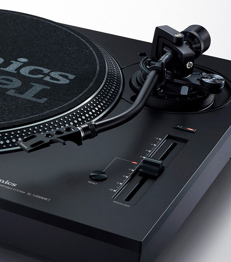 Technics SL 1210 MK7 Turntable with Lid