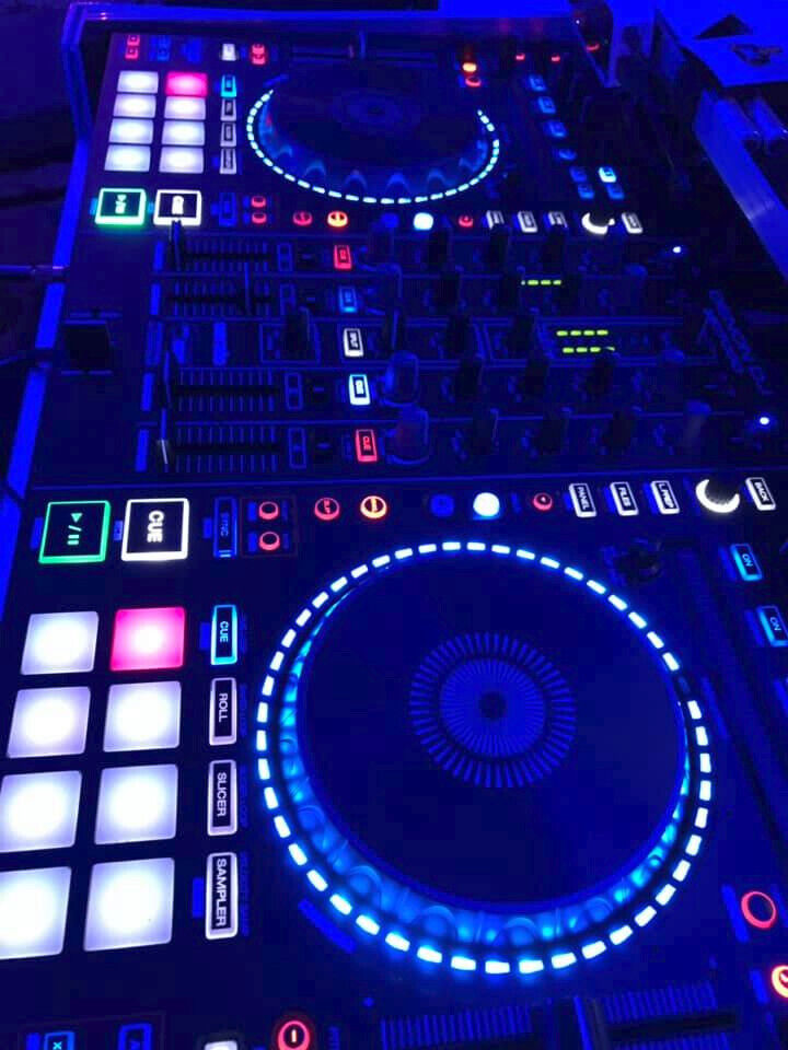 Denon MC7000 DJ Controller with Dual USB & Case