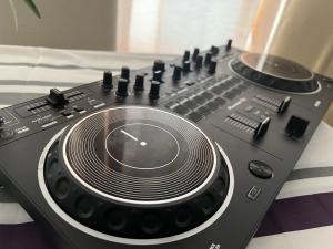 Pioneer DJ DDJ-REV1 2-deck Serato DJ Controller