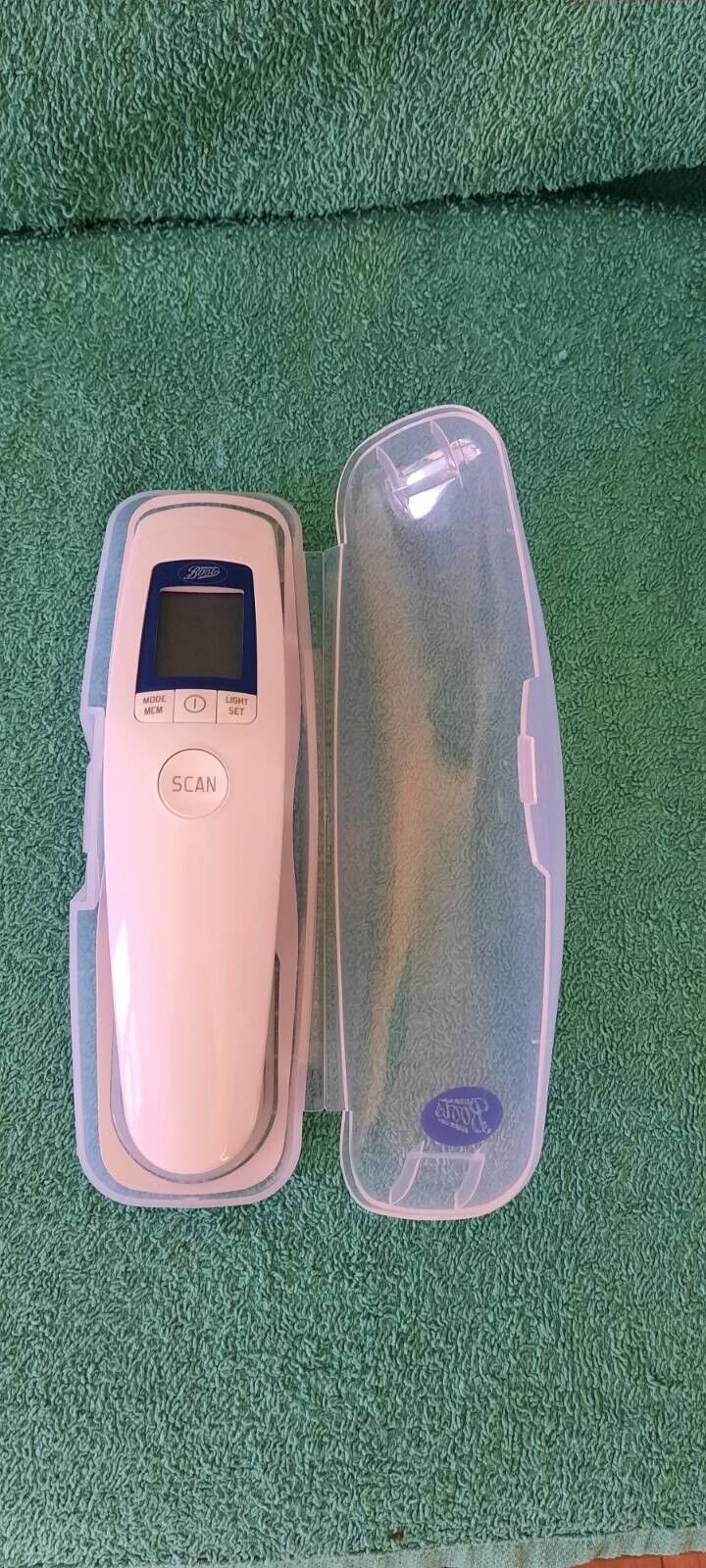 Infrared Forehead Thermometer FT90 Non-contact Contactless  with case