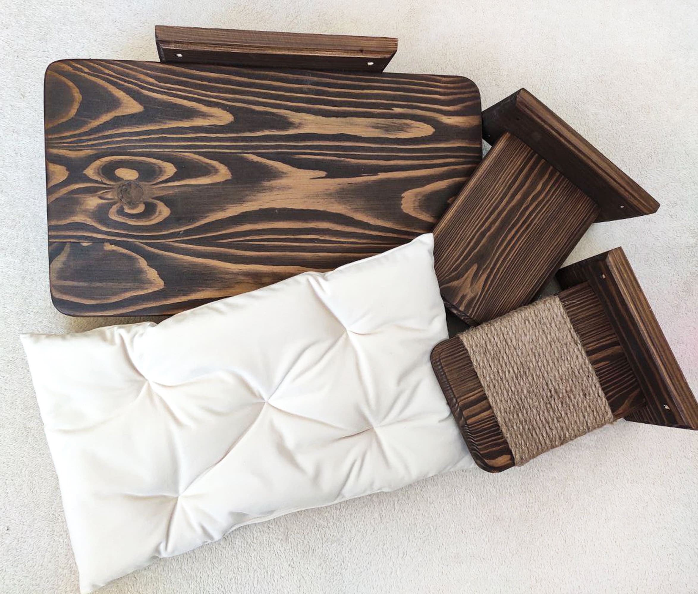 Climbing, shelves, pole & bed for cats