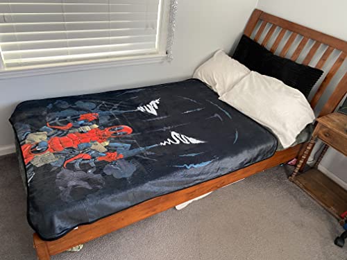 Marvel Hero Lightweight Fleece Throw 45" x 60" (Deadpool)