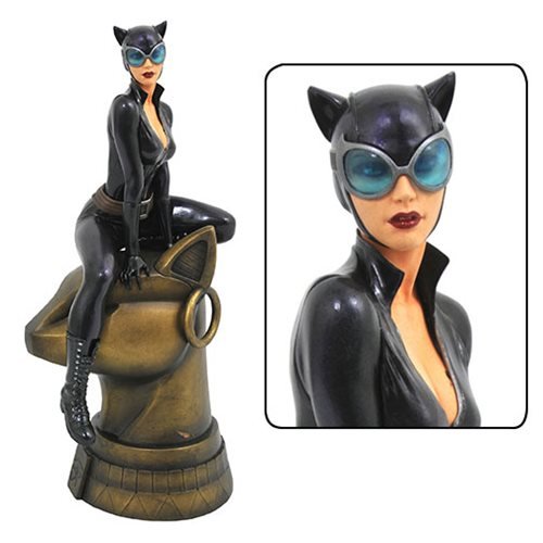 Catwoman PVC Diorama Figure, 9" - Diamond Select Marvel