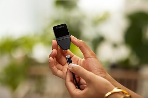 Secure Element Protected Crypto Hardware Wallet for Digital Assets