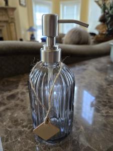 JASAI 18 Oz Clear Glass Soap Dispenser with Rust Proof Stainless Steel Pump, Refillable Liquid Hand Soap Dispenser for Bathroom, Premium Kitchen Soap Dispenser (Clear).