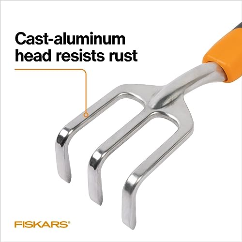 Fiskars Ergo Cultivator - Heavy Duty Gardening Hand Tool with Hang Hole - Lawn and Yard Tools - Black/Orange