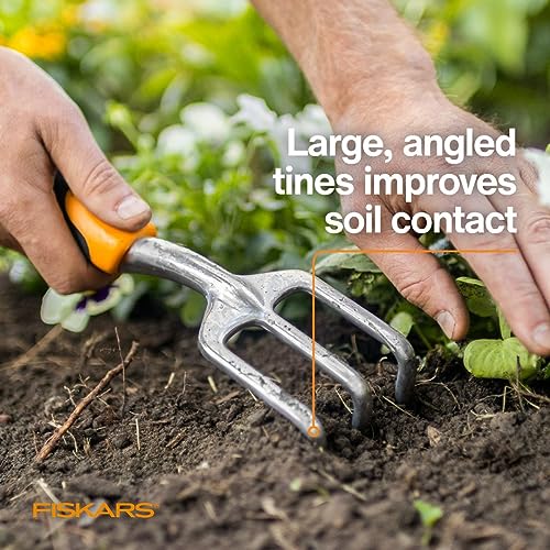 Fiskars Ergo Cultivator - Heavy Duty Gardening Hand Tool with Hang Hole - Lawn and Yard Tools - Black/Orange