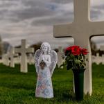 Voveexy Angel Garden Figurine Outdoor Statue, Solar Garden Sculpture with 7 LEDs Welcome Sign Resin Praying Angel Art Decor for Patio Lawn Yard Porch Decoration, Housewarming Gift