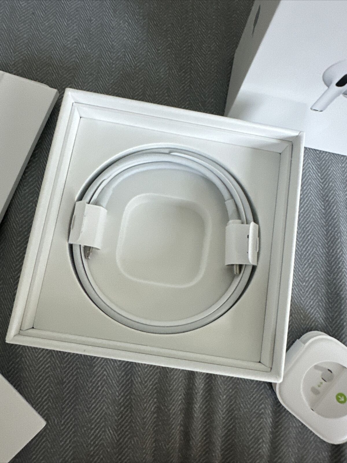Apple AirPods Pro Gen 2 - USB - Lightening
