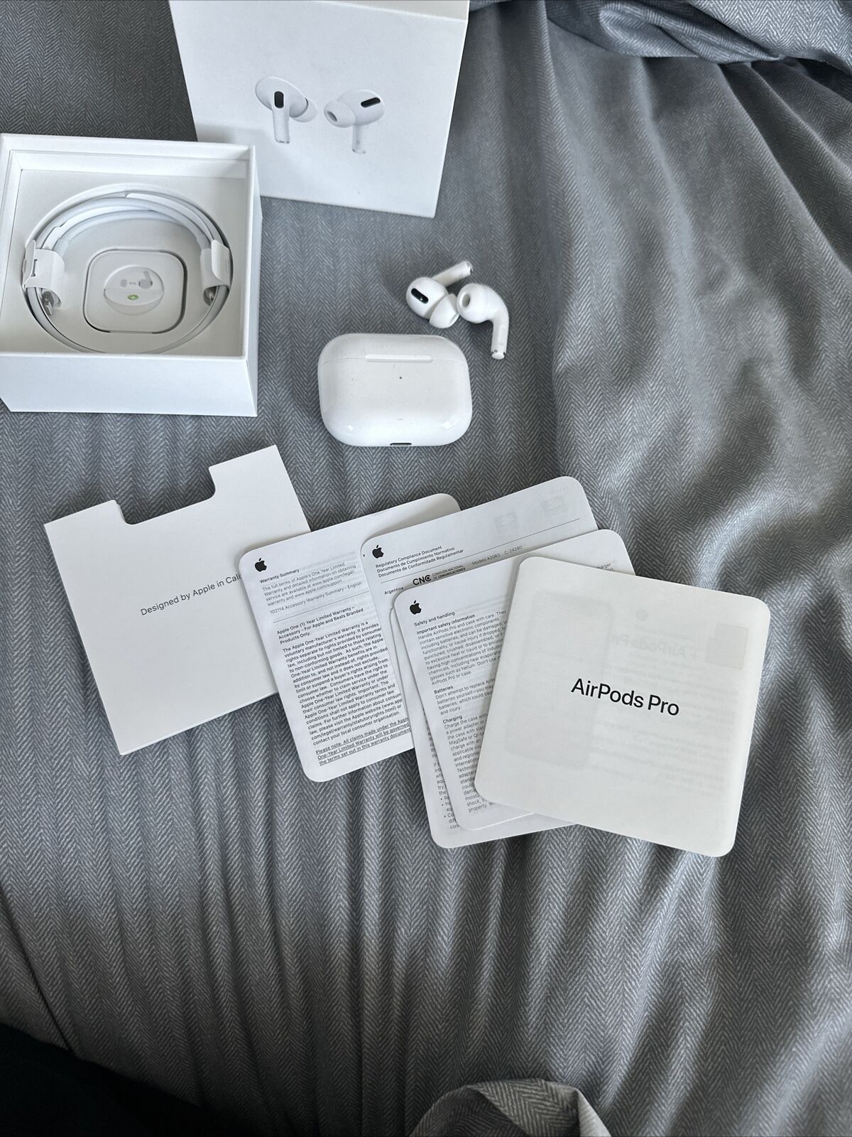 Apple AirPods Pro Gen 2 - USB - Lightening
