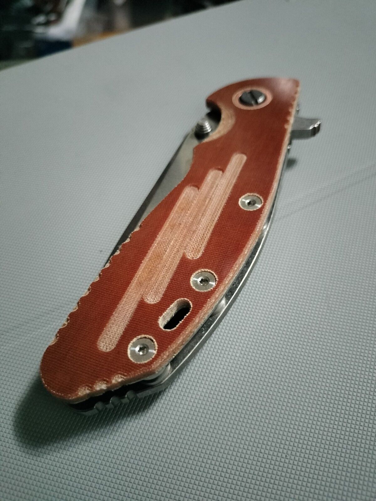 Hinderer XM-24 Custom Scale - Brown Linen Micarta