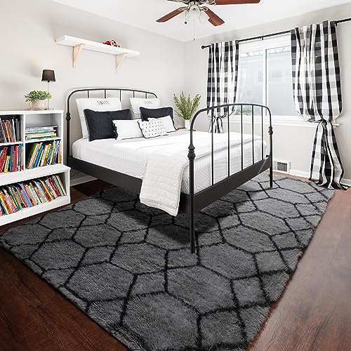 Geometric Grey and Black 5x8 Area Rug