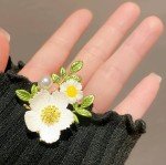 Fashion Daisy Flower Brooches For Women Sunflower Green Leaves Enamel Pins Floral Bouquet Badge Party Japanese Jewelry Gifts