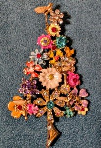 Gold Tone Christmas Tree Brooch Pin Floral Multicolor Rhinestone Pendant Large