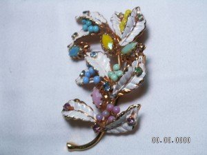 ...Beautiful Vintage AUSTRIA Gold Tone,Rhinestones,Celluloid Floral Brooch...
