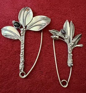 PAIR ART DECO STERLING FLORAL BROOCHES FLORAL W/BLACK STONE SCATTER PIN STYLE