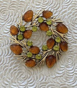 Acorn vintage style large wreath brooch gold tone metal
