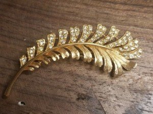 VTG Goldtone & Clear Rhinestone Feather Brooch