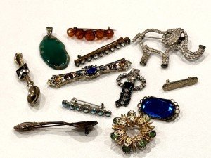 VICTORIAN VINTAGE RHINESTONES PENDANT BAR SPOON ELEPHANT WREATH BROOCH LOT 12