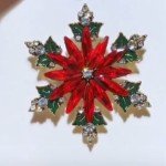 Sparkling Christmas Snowflake Brooch Delicate Rhinestone Badge Pin Fashion Women