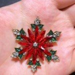 Sparkling Christmas Snowflake Brooch Delicate Rhinestone Badge Pin Fashion Women