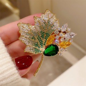 Vintage Green Crystal Maple Leaves Brooches for Women Luxury Rhinestone Flower Wedding Banquet Party Dress Brooch Pins Jewelry