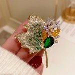 Vintage Green Crystal Maple Leaves Brooches for Women Luxury Rhinestone Flower Wedding Banquet Party Dress Brooch Pins Jewelry