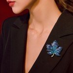 Vintage Large Rhinestone Red Maple Leaf Brooches For Women Men Suit Elegant Crystal Plant Leaves Brooch Pin Luxury Jewelry Gifts