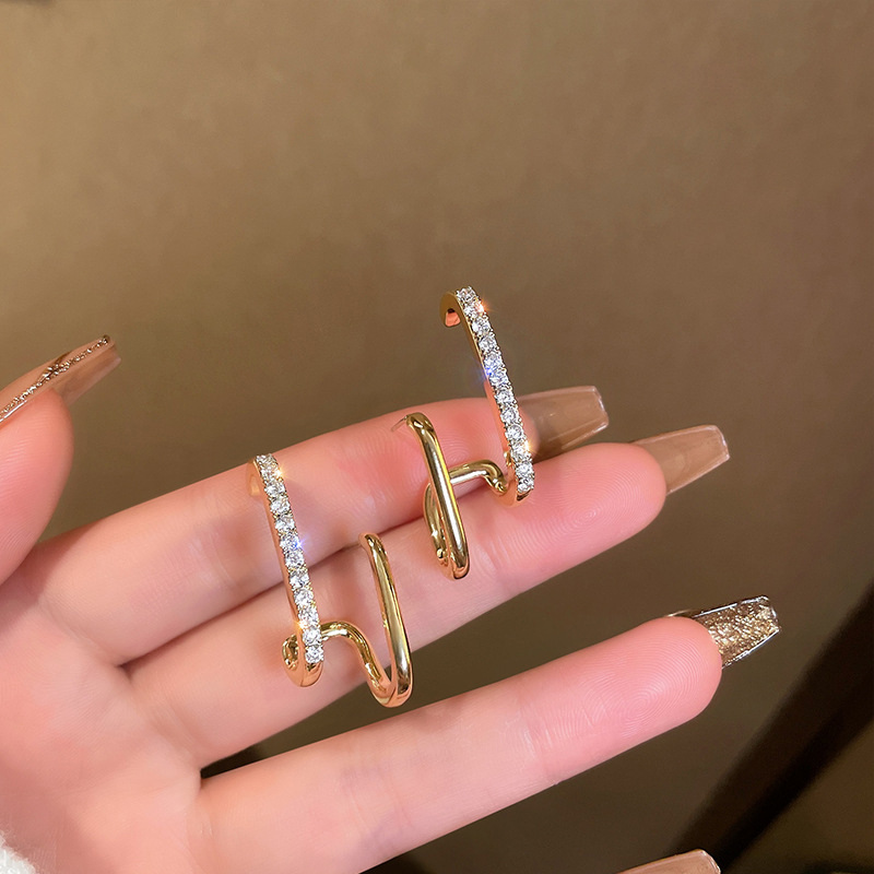 Korean Pearl Claw Stud Earrings - Unique Luxury