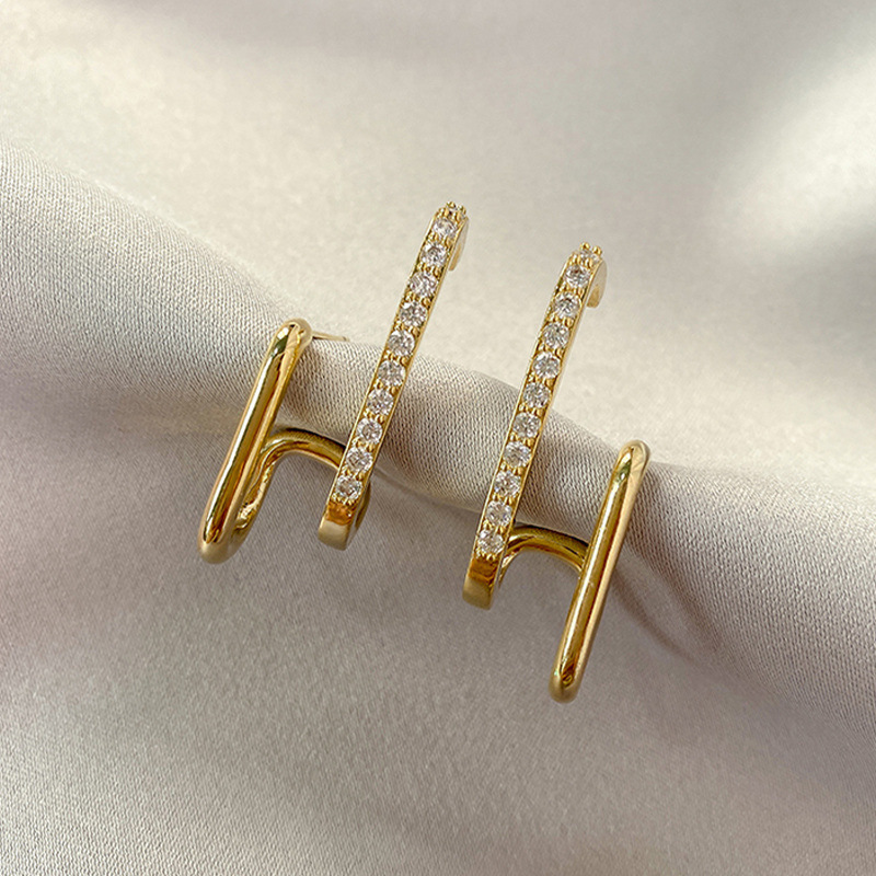 Korean Pearl Claw Stud Earrings - Unique Luxury