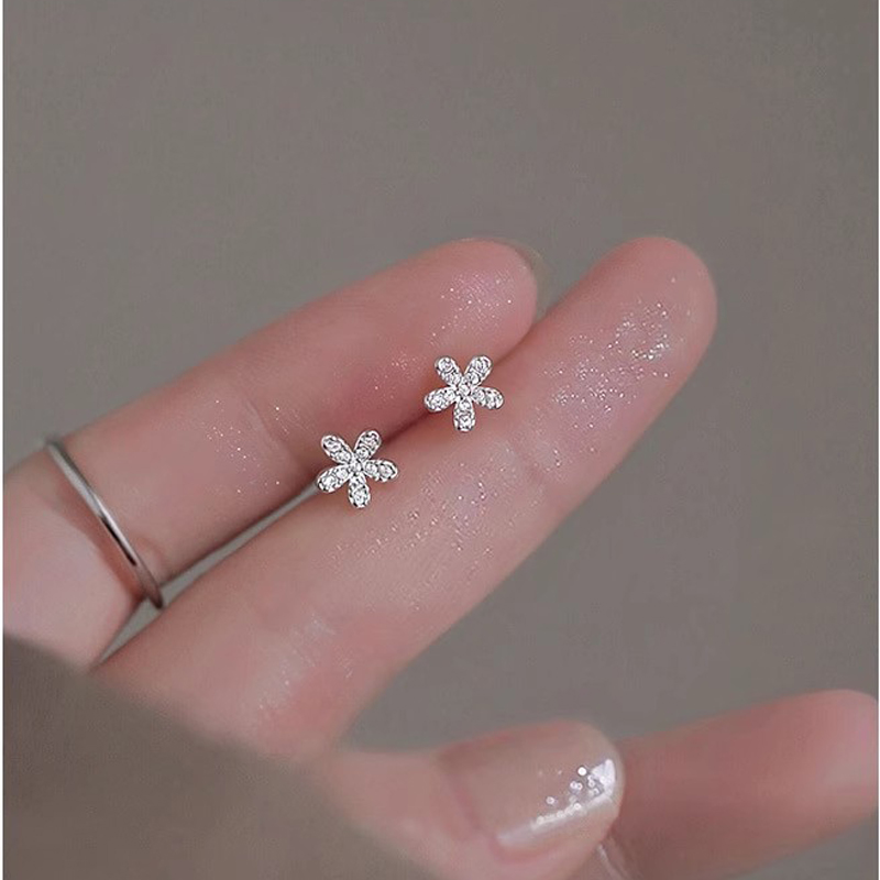 Exquisite S925 Silver Heart Flower Stud Earrings