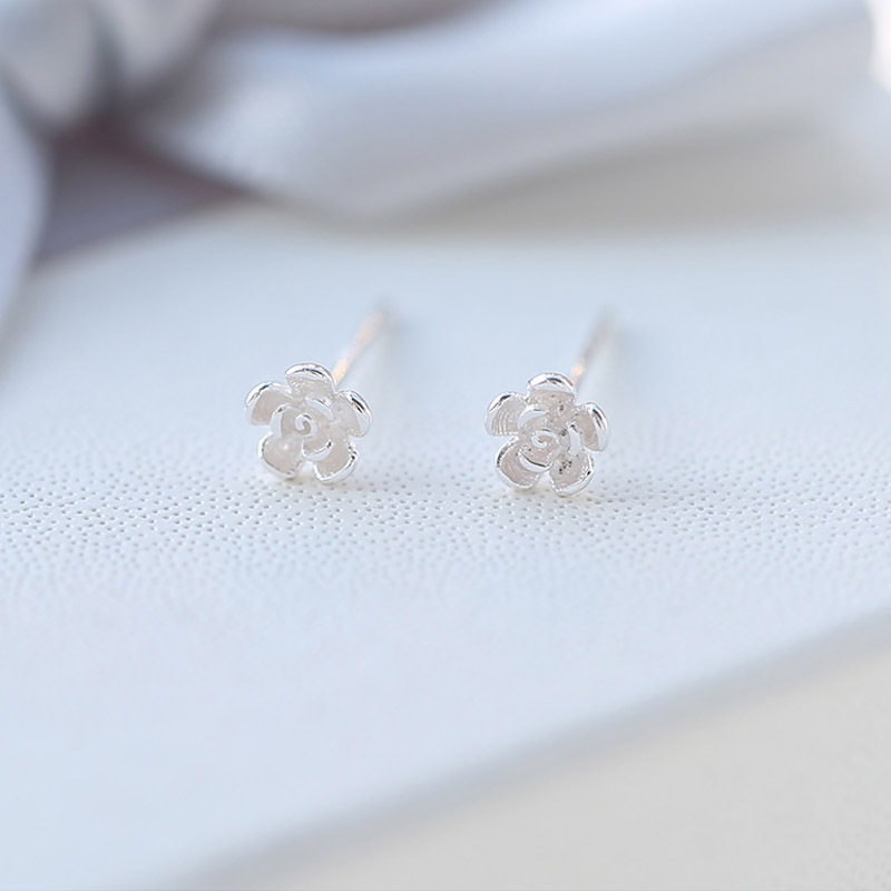 Exquisite S925 Silver Heart Flower Stud Earrings