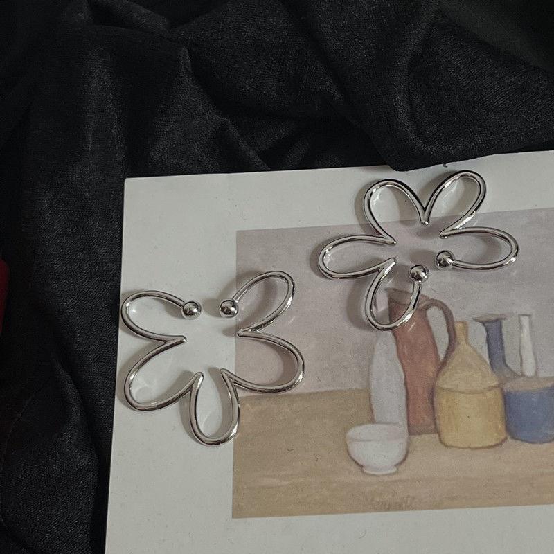 Exaggerated Silver Hollow Flower Ear Cuff Jewelry