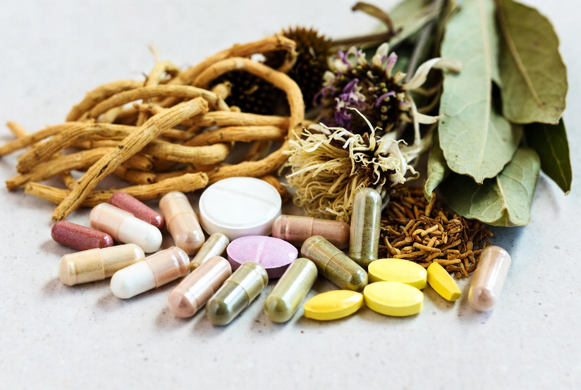 Illustration von Nahrungserg&auml;nzungspillen, Bl&auml;ttern und Zimt, neutral und informativ